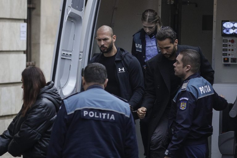 Fraţii Tate, eliberaţi din arestul preventiv