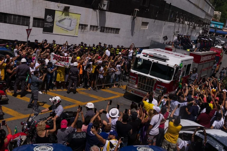 VIDEO | Pele, condus pe ultimul drum de mii de oameni