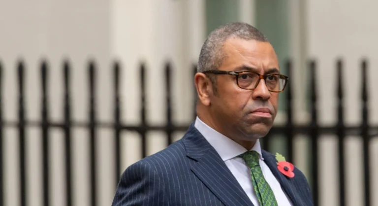 Londra extinde sancţiunile împotriva Moscovei, urmărind să determine plata unor reparaţii de război Ucrainei