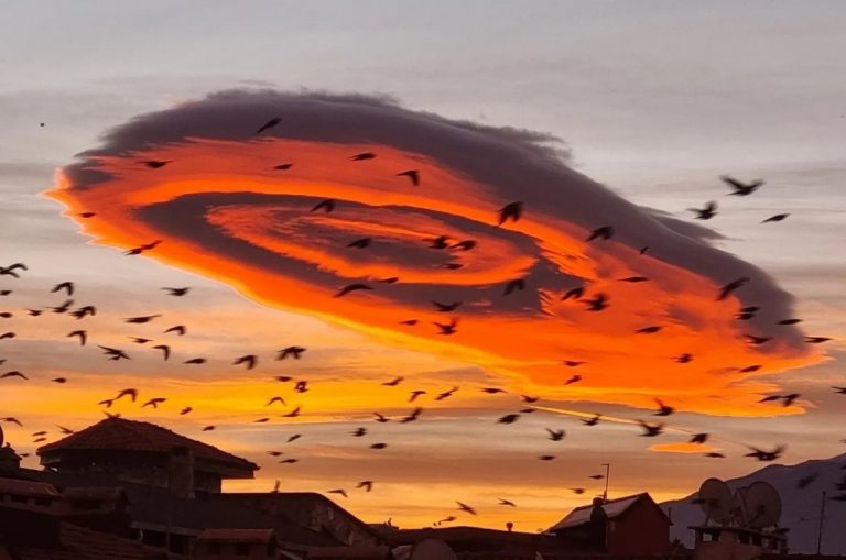 FOTO/VIDEO | Un nor asemănător cu un OZN, observat în Turcia