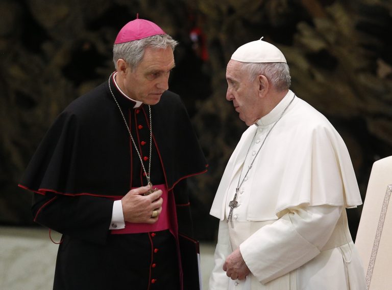 Papa Francisc a avut o întrevedere privată cu secretarul personal al lui Benedict al XVI-lea, autorul unei cărţi controversate