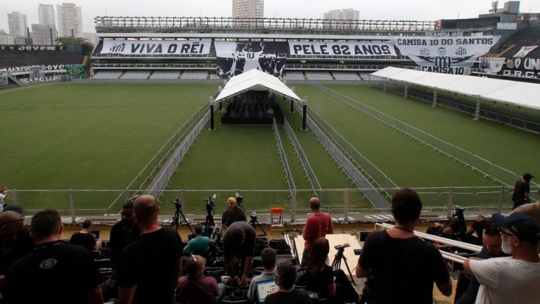Peste 78.000 de persoane i-au adus un ultim omagiu lui Pele, la Vila Belmiro
