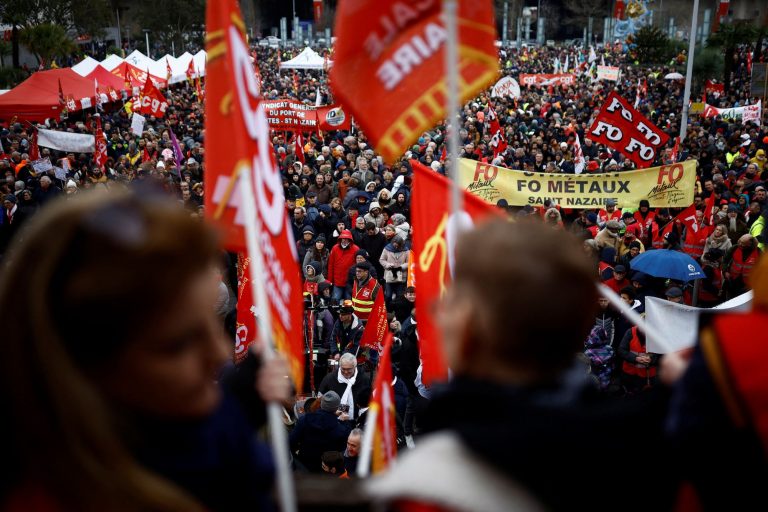 Ciocniri între manifestanţi şi forţe de ordine la Paris, la manifestația împotriva creşterii vârstei de pensionare