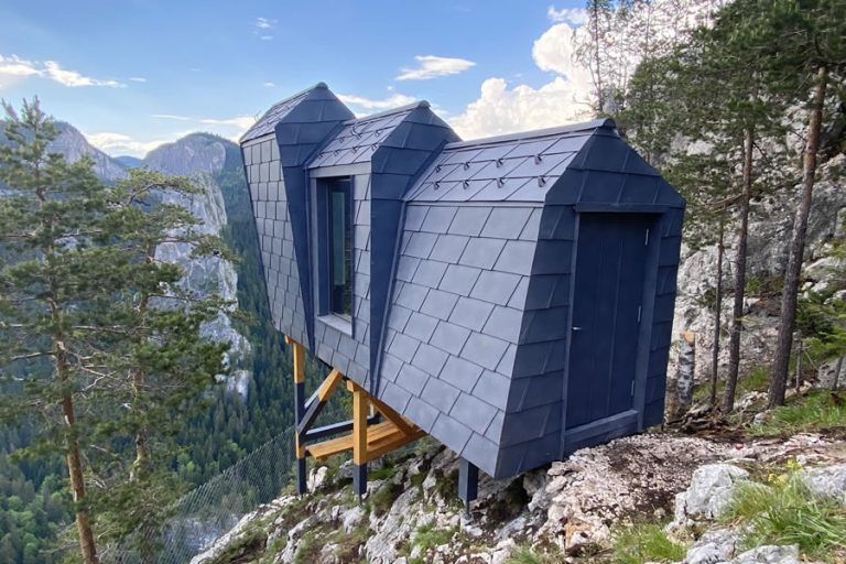 VIDEO | Refugii montane panoramice, amplasate în premieră în România în Parcul Naţional Cheile Bicazului-Hăşmaş