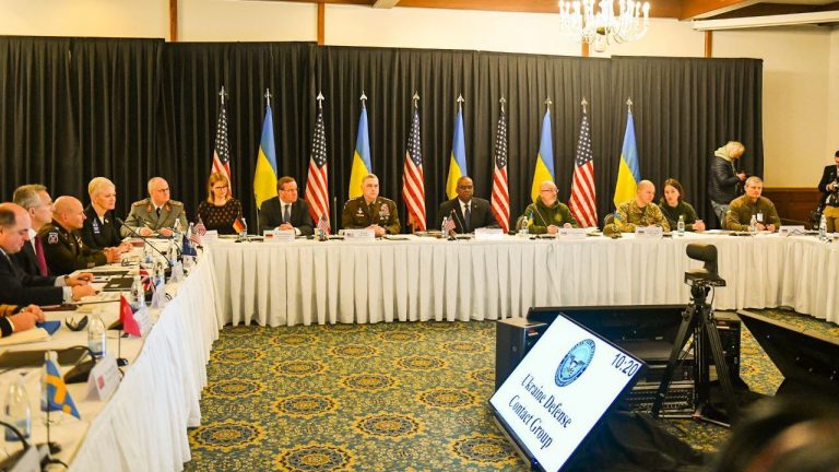 Reuniunea de la Ramstein: Aliații Ucrainei au convenit un ”pachet semnificativ” de ajutor militar, dar fără tancuri Leopard