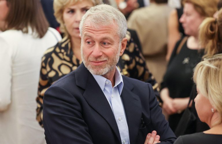 The Guardian: Oligarhul rus Roman Abramovici a transferat bunuri pe numele copiilor săi pentru a evita sancţiunile