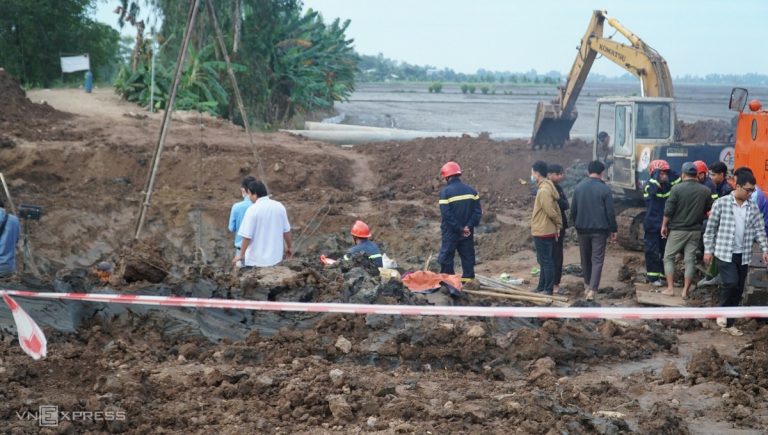 VIDEO | Sute de persoane se luptă în Vietnam să salveze un copil care a căzut într-o groapă adâncă de 35 de metri