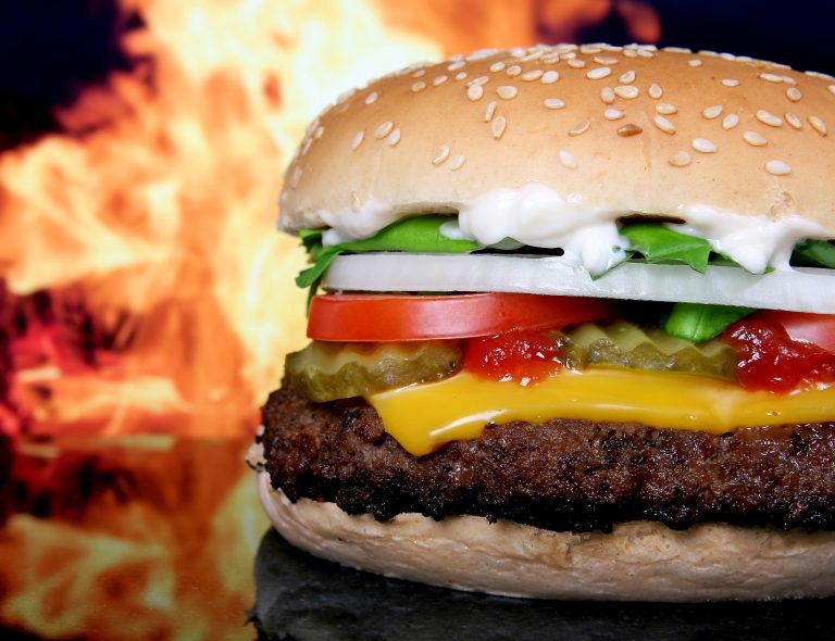 Un mort şi zeci de cazuri de îmbolnăvire din cauza unei bacterii prezente în hamburgerii de la un lanţ fast-food