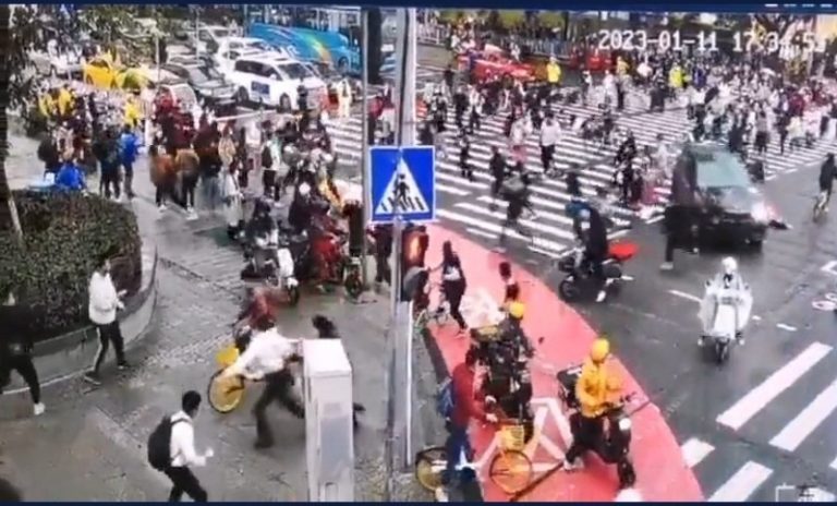 VIDEO | Oameni uciși și răniți, într-un mare oraș din China, după ce un șofer a intrat cu mașina în mulțime