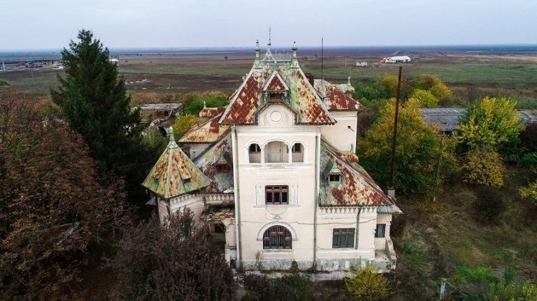 VIDEO | Conacul Dumitrescu din judeţul Dâmboviţa, de vânzare la 325.000 de euro