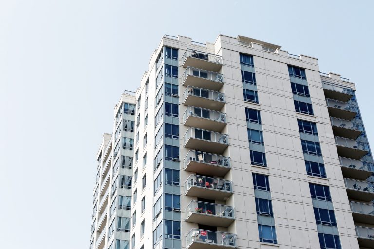 RAPORT: Investiţiile pe piaţa imobiliară din România au depăşit 1,26 miliarde de euro în 2022