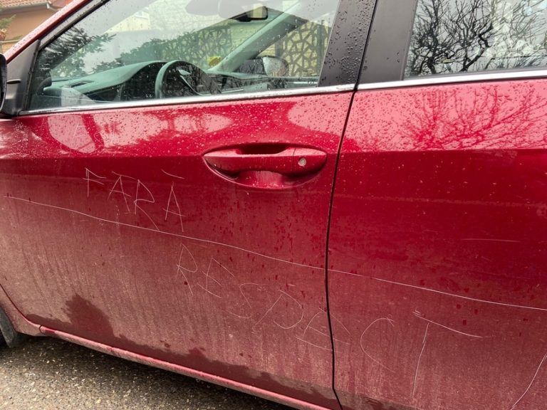 Viceprimarul liberal al municipiului Timişoara, Cosmin Tabără, şi-a găsit maşina vandalizată: „Se încearcă intimidarea mea” / Reacția primarului Dominic Fritz