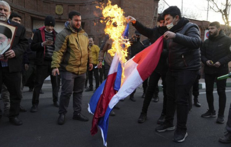 Steaguri franceze, arse în faţa Ambasadei Franţei la Teheran, după publicarea unor caricaturi în revista satirică Charlie Hebdo