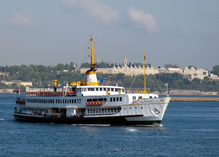 O navă din Ucraina a eşuat în Strâmtoarea Bosfor. Traficul maritim a fost întrerupt