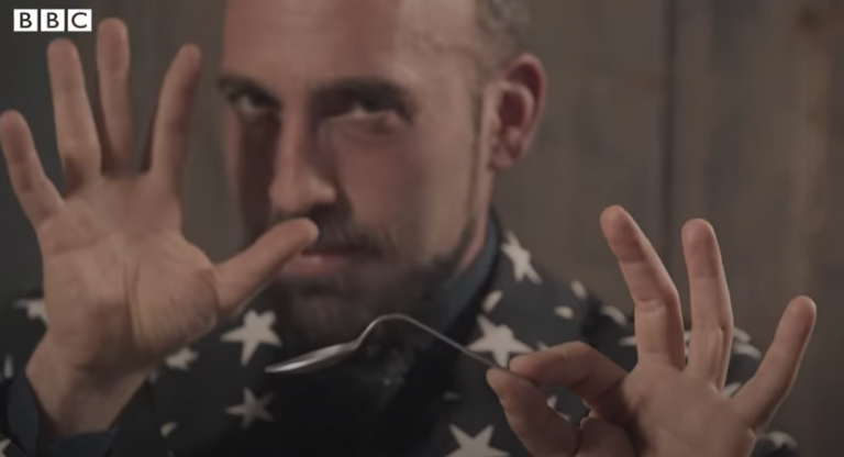 VIDEO | Trucurile de magie care ne pot învăța despre liberul arbitru