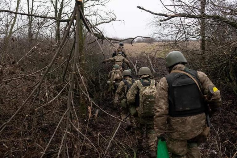Mlaștini, păduri, bombardamente. Anul Nou în tranșeele din care Ucraina va rezista eventualei invazii din nord
