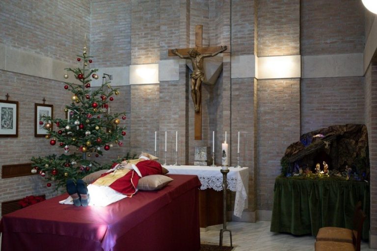 Fotografiile oficiale cu trupul neînsufleţit al Papei emerit Benedict al XVI-lea