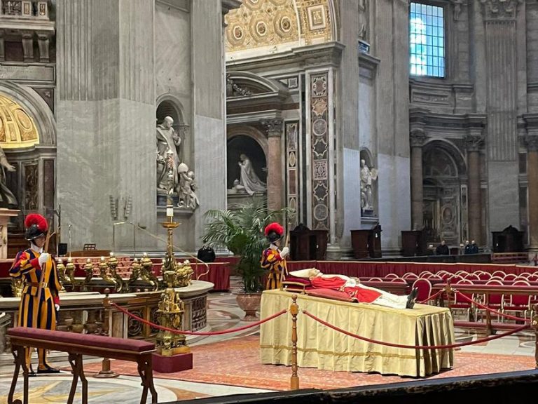 Mii de credincioşi aduc un ultim omagiu fostului papă Benedict al XVI-lea
