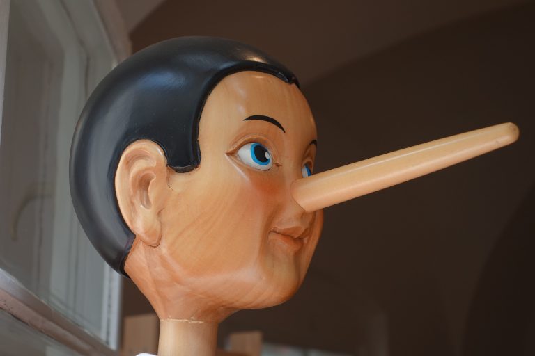 VIDEO | Cum să-ți dai seama dacă cineva te minte