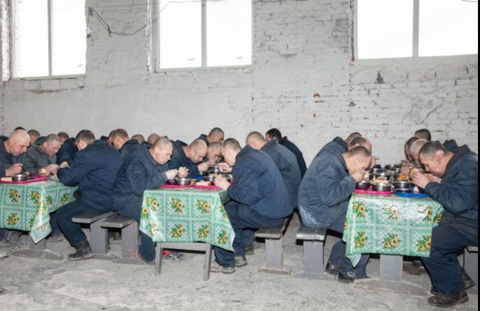 FOTO | Incursiune într-un lagăr ucrainean de prizonieri ruși