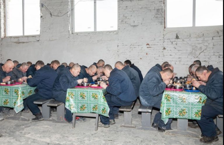 FOTO | Incursiune într-un lagăr ucrainean de prizonieri ruși