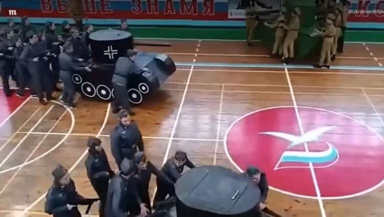 VIDEO | Propaganda rusă, în plin ridicol: Bătălia de la Kursk, reconstituită în sala de sport, iar publicul se umflă de râs