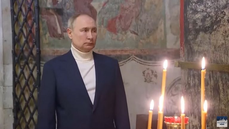 VIDEO | Singur-cuc. Putin, în biserică, la obișnuita filmare cu slujba de Crăciun