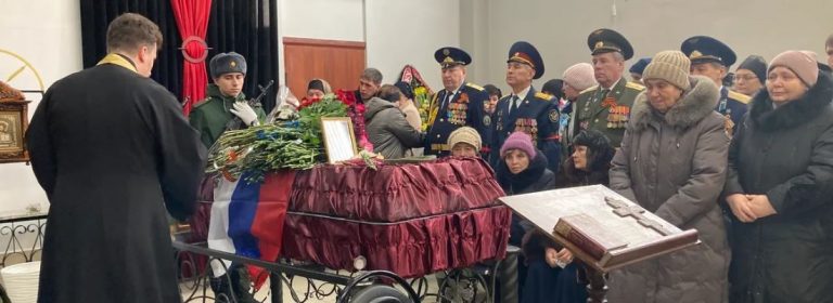 Tăcerea morților. Militarii ruși uciși de Anul Nou la Makiivka, îngropați discret, printre luminițe și beteală de Crăciun