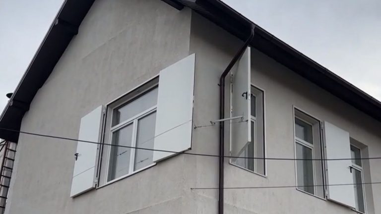 VIDEO | Imagini virale cu o şcoală unde au fost montate uşi în loc de obloane la ferestre