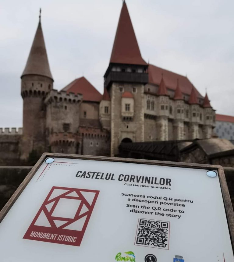 Ministerul Turismului: Plăcuţele clasice de promovare turistică, înlocuite cu unele care conţin cod QR