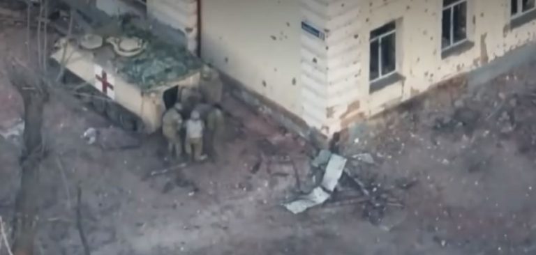 VIDEO | Cursă contracronometru prin iadul de la Soledar. Cum evacuează ucrainenii răniții, sub focul rușilor