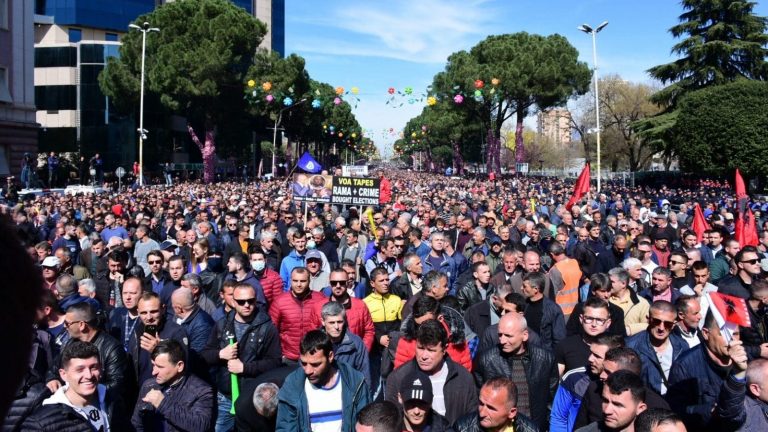 Manifestaţie în capitala Albaniei împotriva premierului Edi Rama, considerat responsabil pentru agravarea sărăciei şi pentru “legături secrete” cu un fost agent FBI