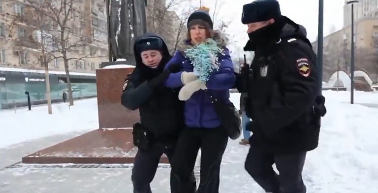 VIDEO | Poliţia rusă face zeci de arestări în ziua împlinirii unui an de la invazia din Ucraina