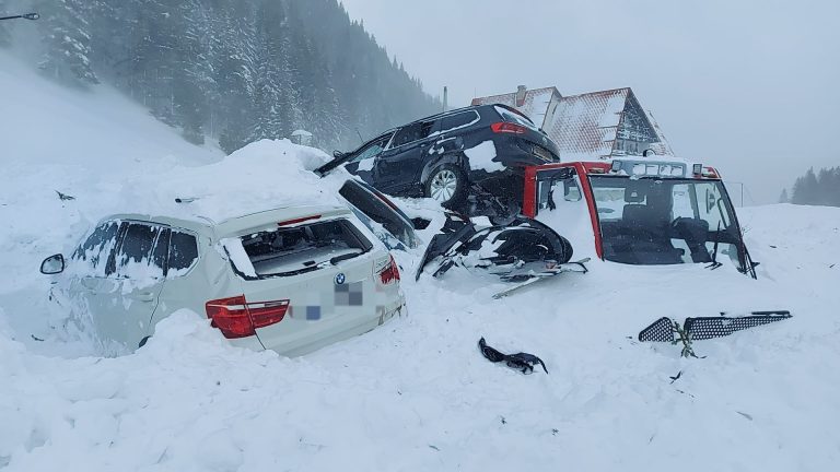 Dosar penal pentru înşelăciune în cazul turiștilor surprinși de avalanșă la Cabana Capra