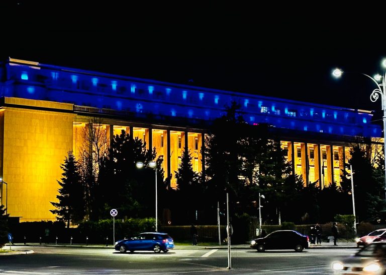 Palatul Victoria – luminat vineri seară în albastru şi galben, simbol al solidarităţii faţă de ucraineni