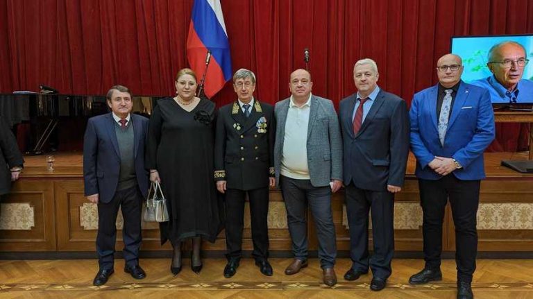 Stelian Tănase, despre Șoșoacă la Ambasada Rusiei: Abominabil gest. Aceste persoane trebuiau pedepsite. Ocupaţia sovietică: jaf, crime, nenorociri. Au cărat toată industria şi au dus-o în Rusia