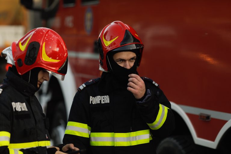 România trimite în Turcia salvatori / Serviciul Geologic al SUA: Ar putea fi 10.000 de morți și pagube de 2% din PIB
