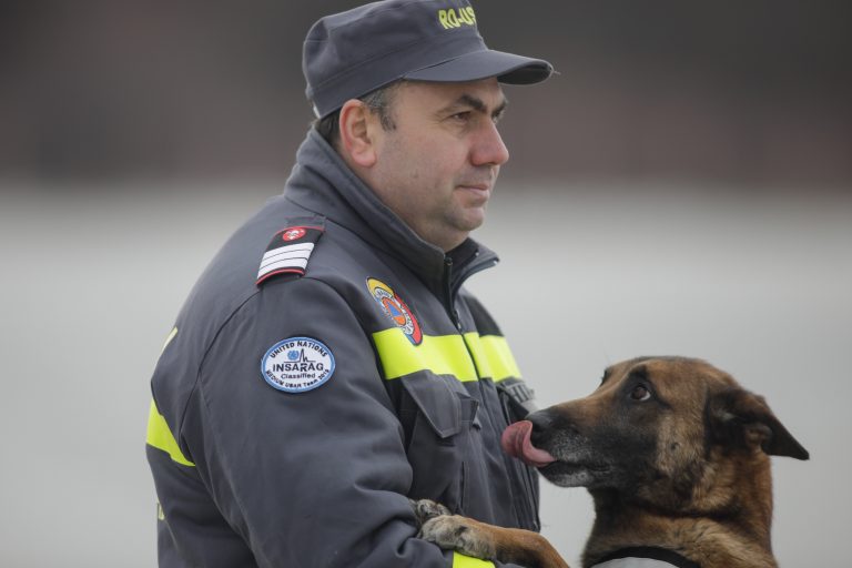 GALERIE FOTO | Echipa de salvare trimisă de România în Turcia: 60 de oameni, 4 câini, 7 tone de echipamente, trei avioane
