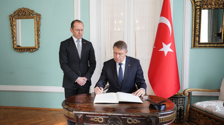 Preşedintele Iohannis a semnat în cartea de condoleanţe deschisă la Ambasada Republicii Turce în Bucureşti