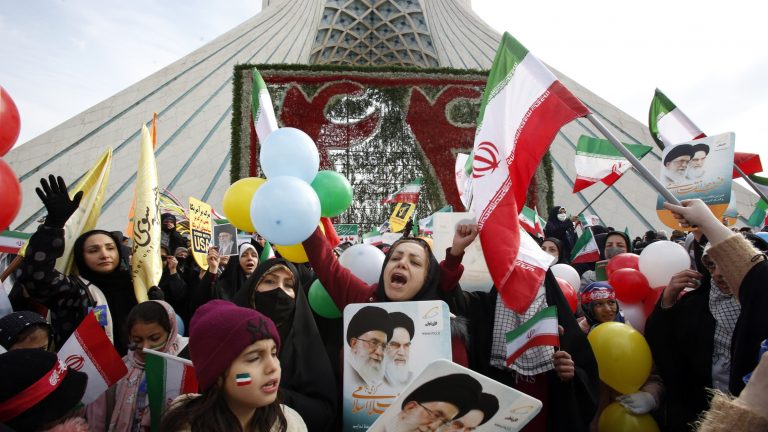 VIDEO | Discursul televizat al preşedintelui Iranului, întrerupt de hackeri. Iranul a marcat sâmbătă 44 de ani de la revoluţia islamică