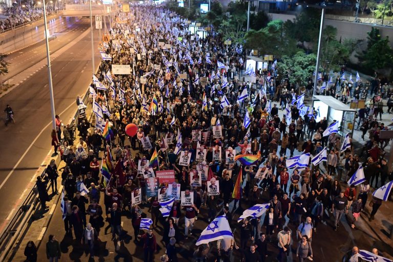 Zeci de mii de persoane au manifestat din nou în Israel împotriva reformei judiciare a guvernului condus de Netanyahu