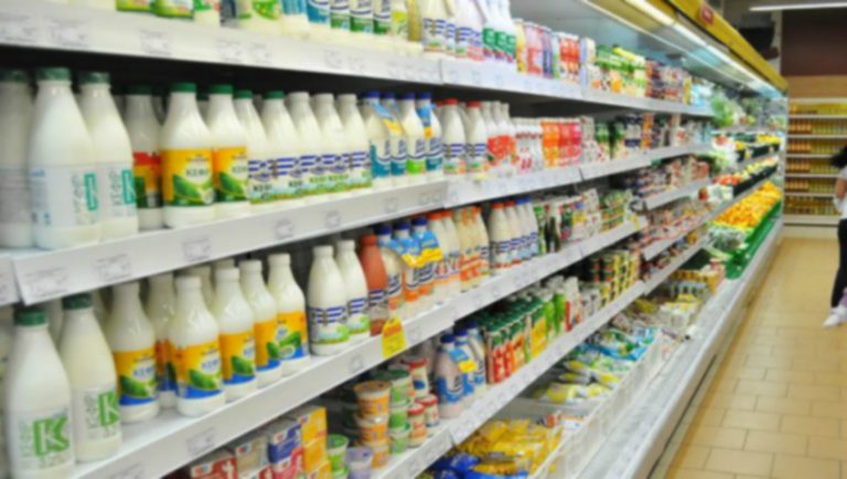Legea laptelui a intrat de luni în vigoare. Autoritățile încep verificări în hypermarketuri, în supermarketuri şi în magazinele alimentare