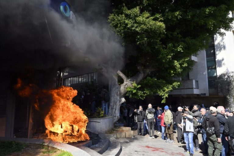 Protestatari din Liban au spart vitrinele băncilor şi au incendiat pneuri pentru a-şi cere banii blocaţi din cauza crizei economice