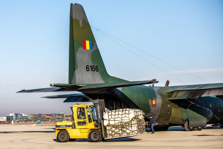 O nouă misiune umanitară a Forţelor Aeriene Române. Trei aeronave au decolat cu ajutoare pentru Turcia şi Siria