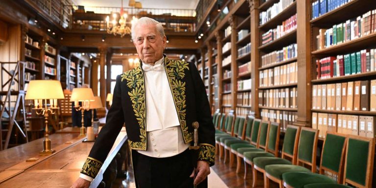 Scriitorul Mario Vargas Llosa a criticat ”Rusia lui Vladimir Putin” în faţa Academiei Franceze