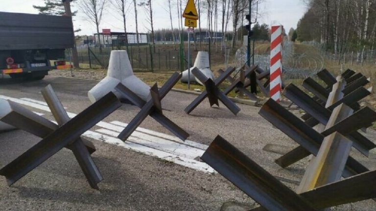 Polonia montează baricade la granițele cu Rusia și Belarus