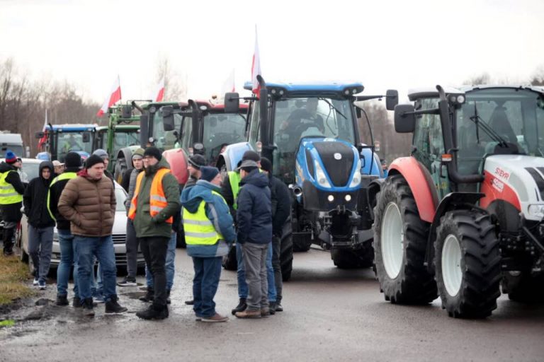 VIDEO | Agricultori polonezi protestează la graniţă împotriva importului de cereale ucrainene