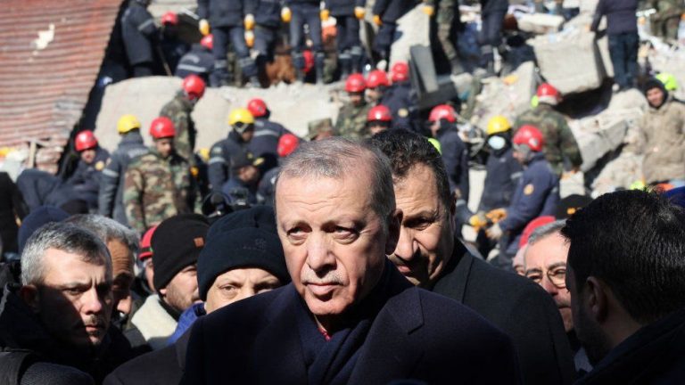 Erdogan: Guvernul va lua măsuri împotriva celor implicaţi în jafuri şi alte fapte ilegale în regiunea afectat de cutremure
