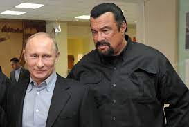 Steven Seagal, decorat de Putin cu ”Ordinul Prieteniei”, pentru ”marea sa contribuţie la dezvoltarea cooperării culturale şi umanitare internaţionale”
