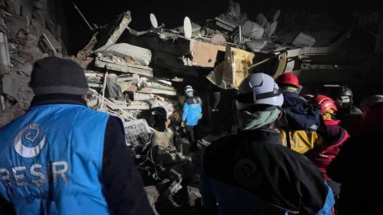 BBC | Salvarea miraculoasă a două surori de sub ruine după cutremurul din Turcia